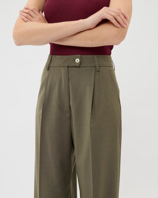 CAPO 11: PANTALONE CON PINCES SALVIA IN LANA
