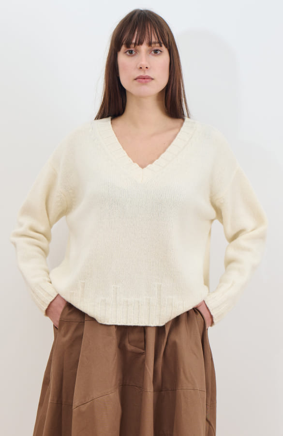 CAPO 04: MAGLIONE SCOLLO A V IN MISTO LANA BIANCO