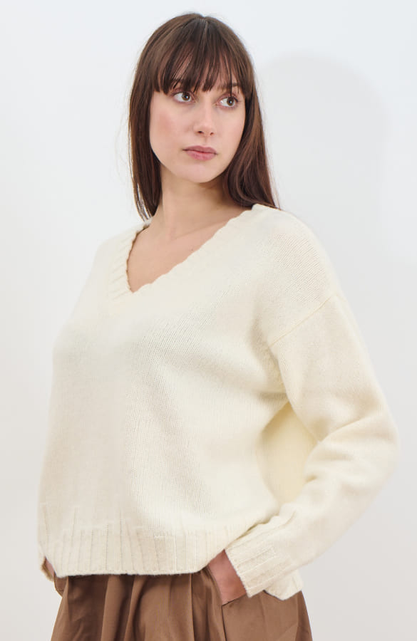 CAPO 04: MAGLIONE SCOLLO A V IN MISTO LANA BIANCO