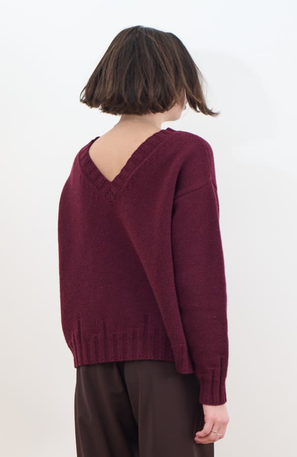 CAPO 04: BURGUNDY V-NECK SWEATER IN A WOOL BLEND