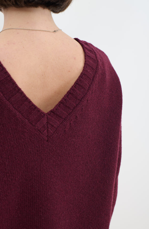 CAPO 04: BURGUNDY V-NECK SWEATER IN A WOOL BLEND