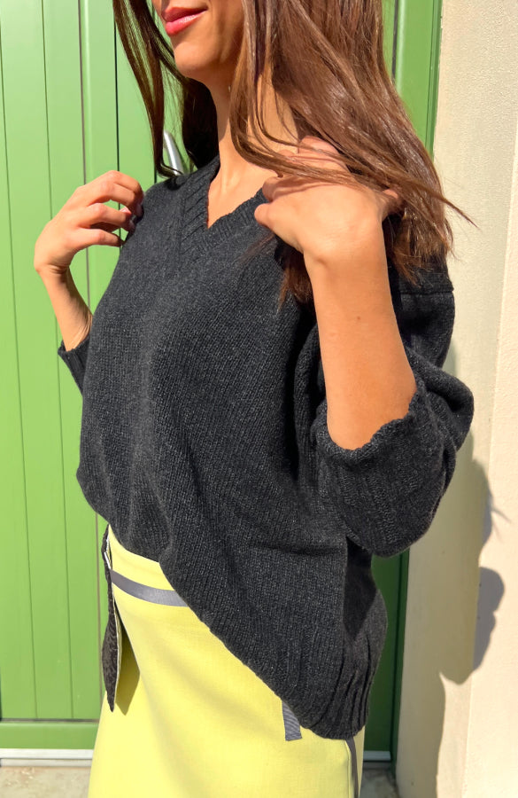CAPO 04: MAGLIONE SCOLLO A V IN MISTO LANA ANTRACITE