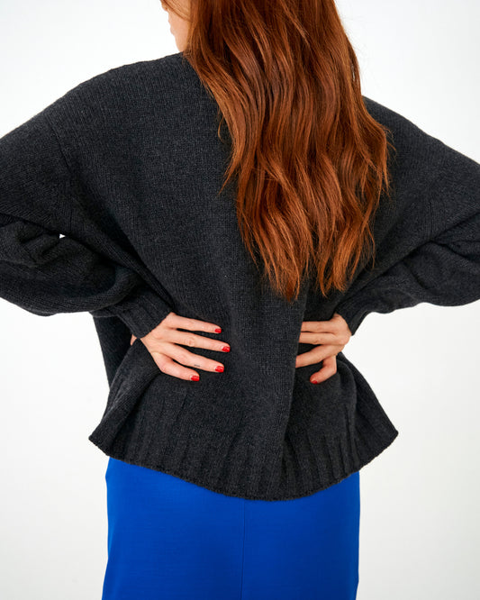 CAPO 04: MAGLIONE SCOLLO A V IN MISTO LANA ANTRACITE