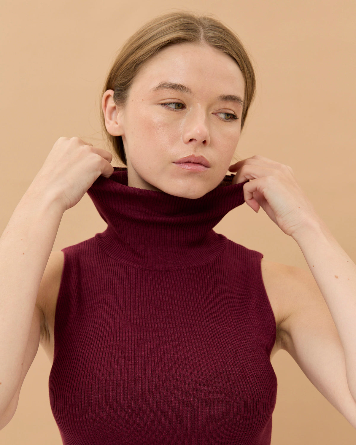 CAPO 12: BURGUNDY SLEEVELESS TURTLENECK