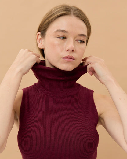 CAPO 12: BURGUNDY SLEEVELESS TURTLENECK