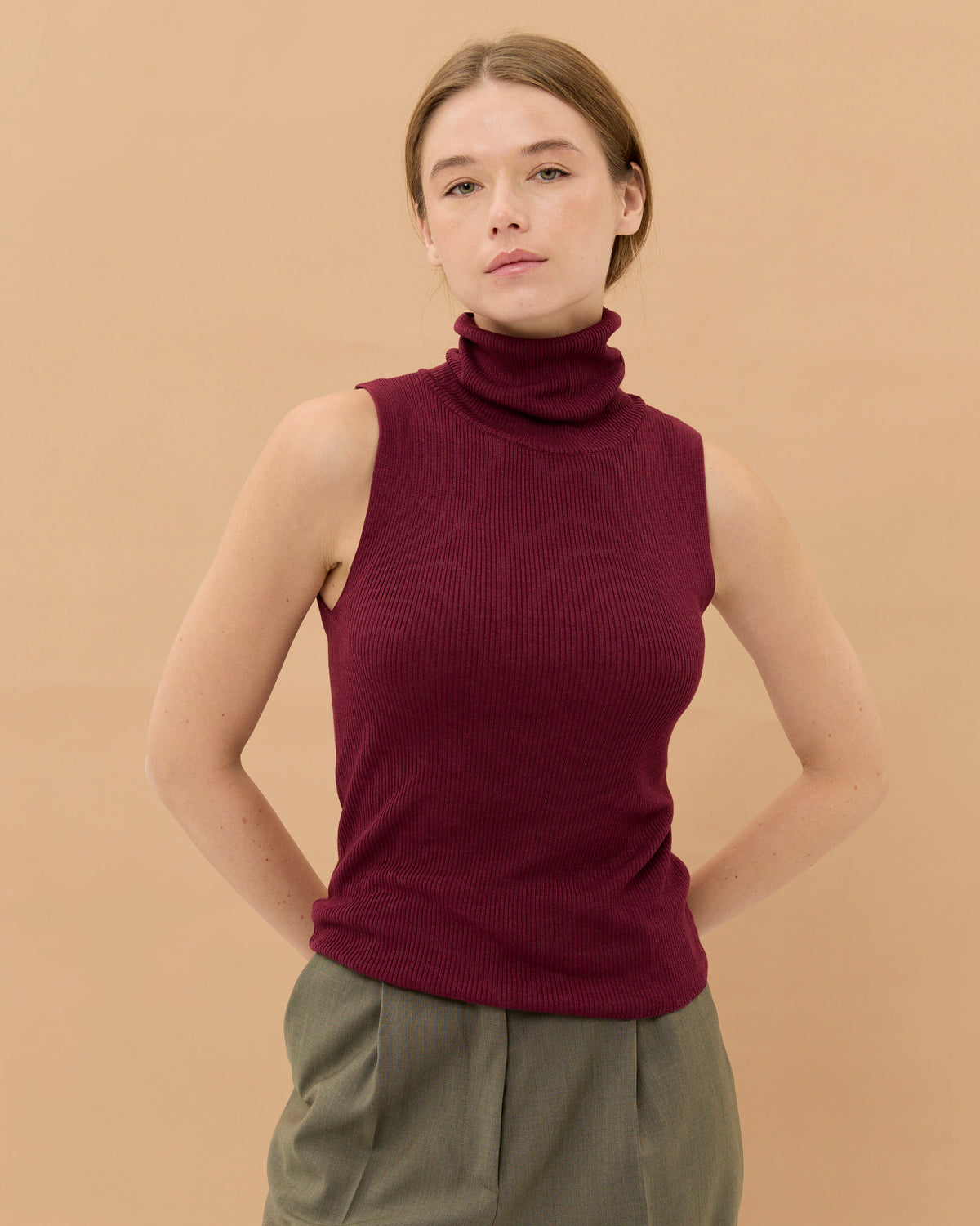 CAPO 12: BURGUNDY SLEEVELESS TURTLENECK