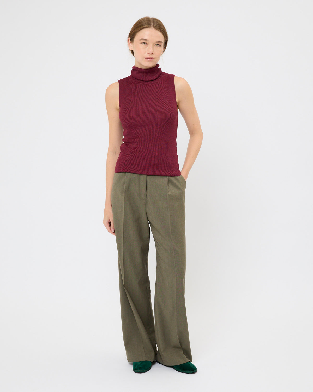 CAPO 12: BURGUNDY SLEEVELESS TURTLENECK