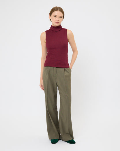 CAPO 12: BURGUNDY SLEEVELESS TURTLENECK