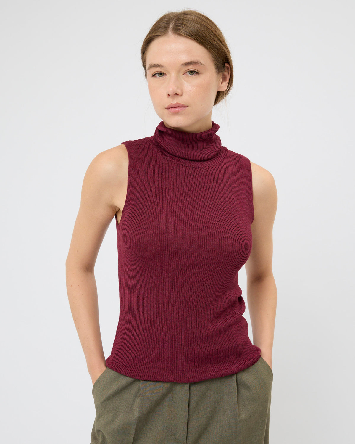 CAPO 12: BURGUNDY SLEEVELESS TURTLENECK