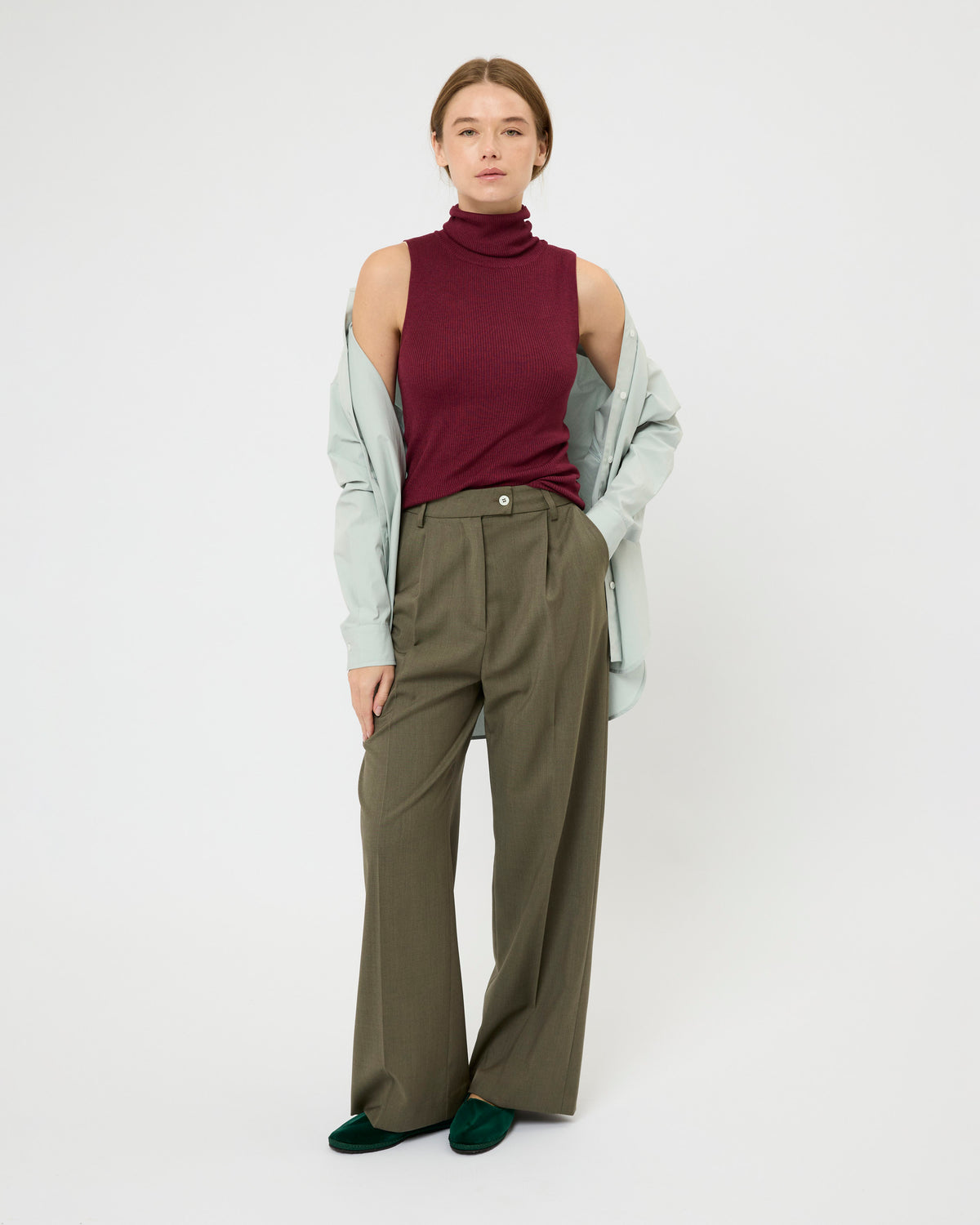 CAPO 12: BURGUNDY SLEEVELESS TURTLENECK