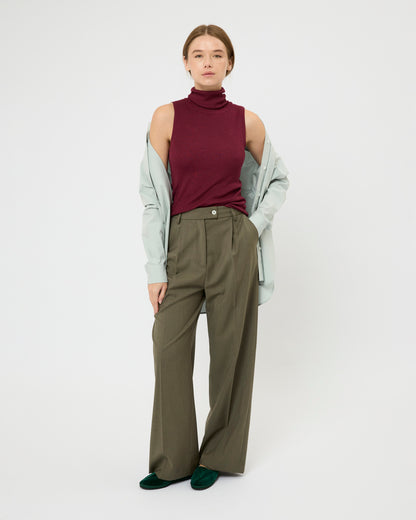CAPO 12: BURGUNDY SLEEVELESS TURTLENECK