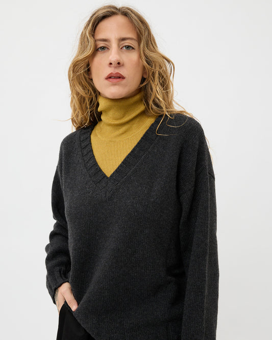 CAPO 04: MAGLIONE SCOLLO A V IN MISTO LANA ANTRACITE