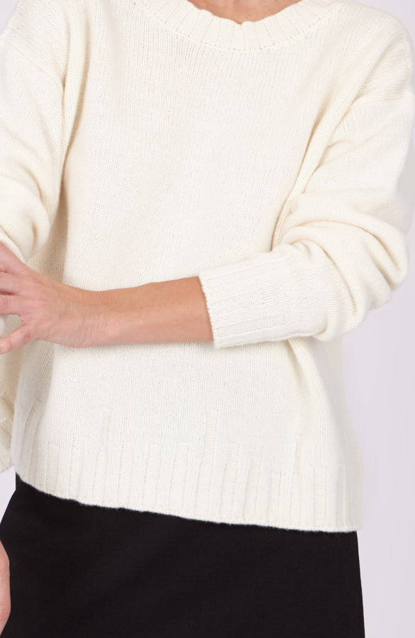 CAPO 04: WHITE V-NECK SWEATER IN A WOOL BLEND