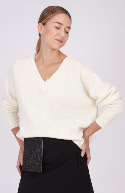 CAPO 04: WHITE V-NECK SWEATER IN A WOOL BLEND