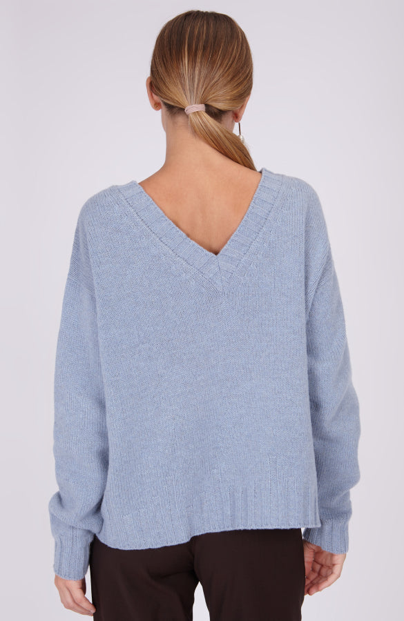 CAPO 04: LIGHT BLUE V-NECK SWEATER IN A WOOL BLEND