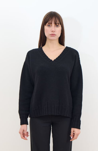 CAPO 04: MAGLIONE SCOLLO A V IN MISTO LANA NERO