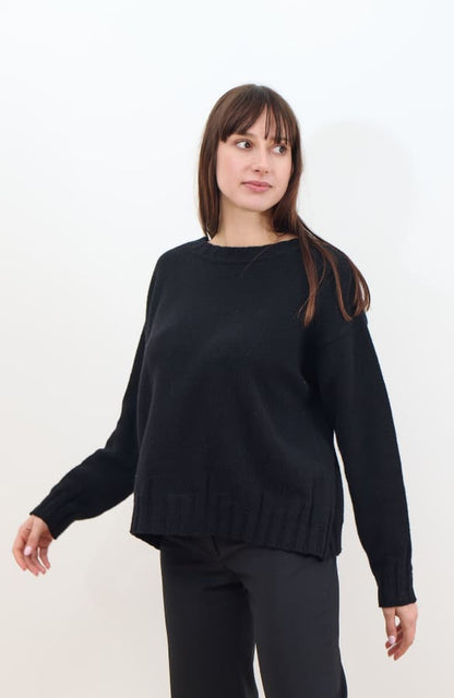 CAPO 04: MAGLIONE SCOLLO A V IN MISTO LANA NERO