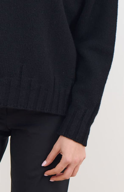 CAPO 04: MAGLIONE SCOLLO A V IN MISTO LANA NERO