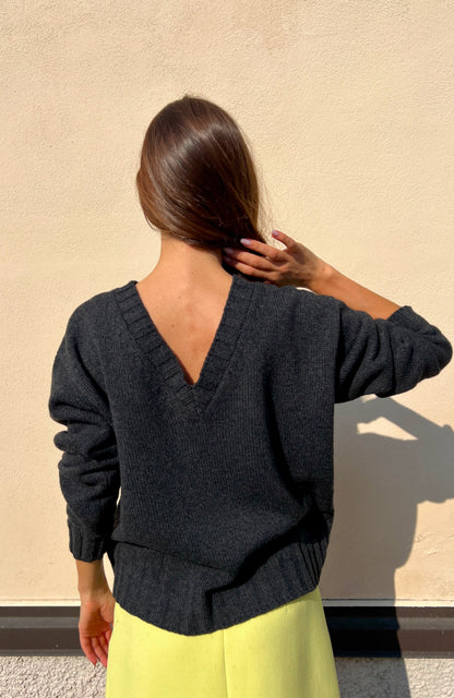 CAPO 04: DARK GREY V-NECK SWEATER IN A WOOL BLEND
