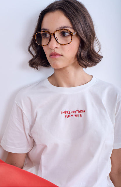 CAPO 02: T-SHIRT BIANCA IMPREDITORIA FEMMINILE RICAMO ROSSO