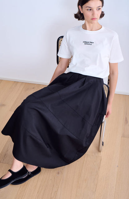 CAPO 02: WHITE T-SHIRT WITH BLACK EMBROIDERY FEMALE ENTREPRENEURSHIP