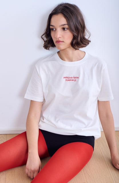 CAPO 02: T-SHIRT BIANCA IMPREDITORIA FEMMINILE RICAMO ROSSO
