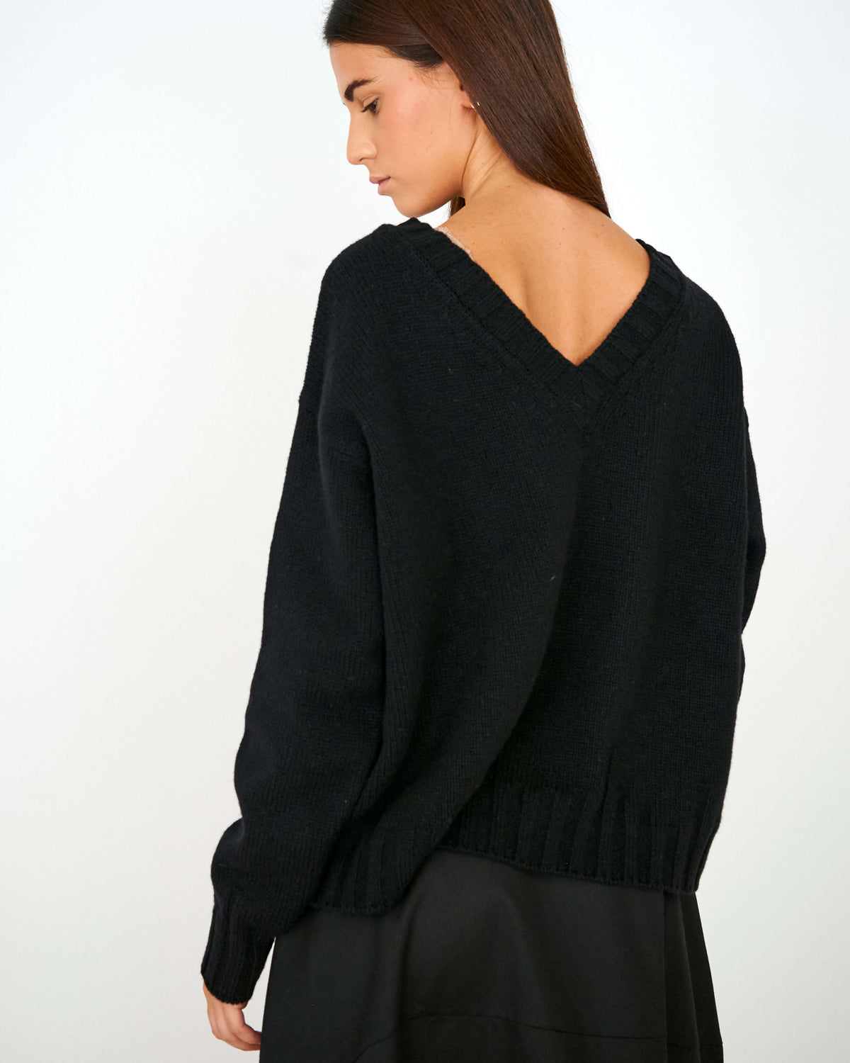 CAPO 04: BLACK V-NECK SWEATER IN A WOOL BLEND