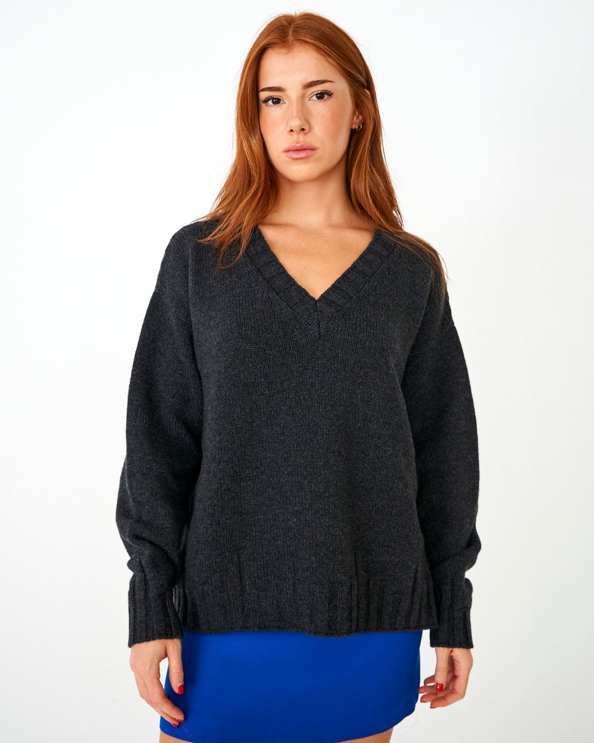 CAPO 04: DARK GREY V-NECK SWEATER IN A WOOL BLEND
