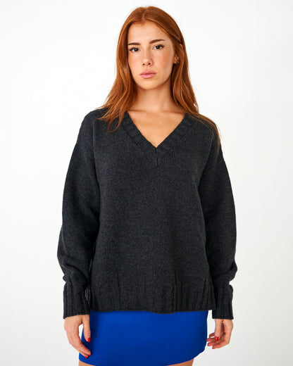 CAPO 04: DARK GREY V-NECK SWEATER IN A WOOL BLEND