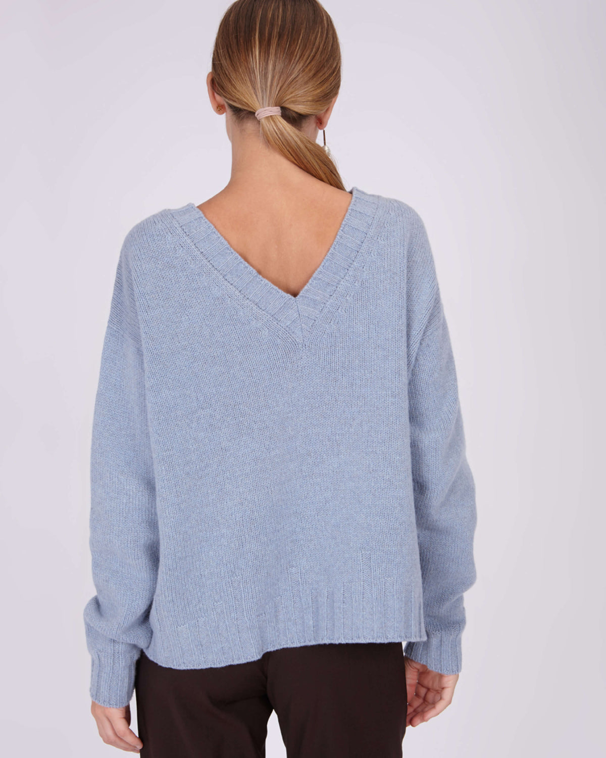 CAPO 04: LIGHT BLUE V-NECK SWEATER IN A WOOL BLEND
