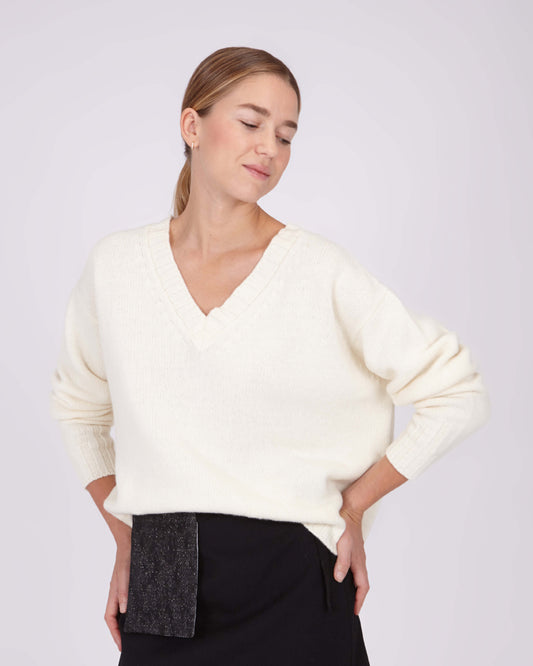 CAPO 04: MAGLIONE SCOLLO A V IN MISTO LANA BIANCO