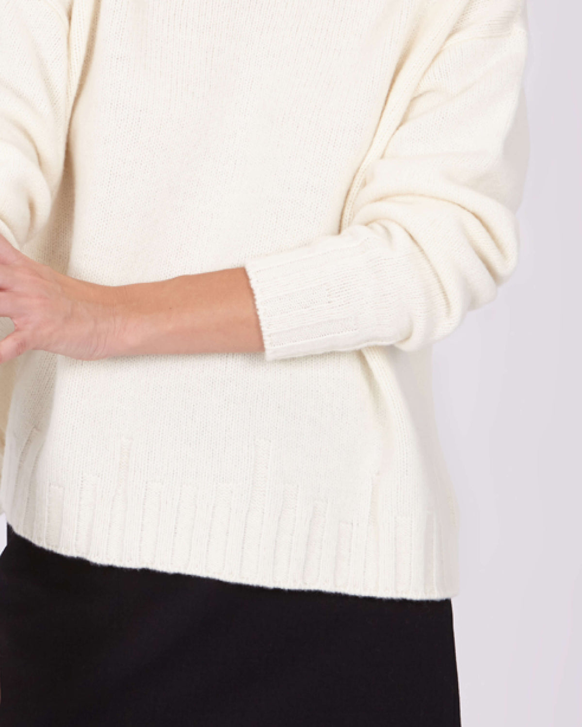 CAPO 04: MAGLIONE SCOLLO A V IN MISTO LANA BIANCO
